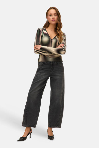 T-shirt multicolore à manches longues de VERO MODA®, avec des rayures horizontales et un col en V.