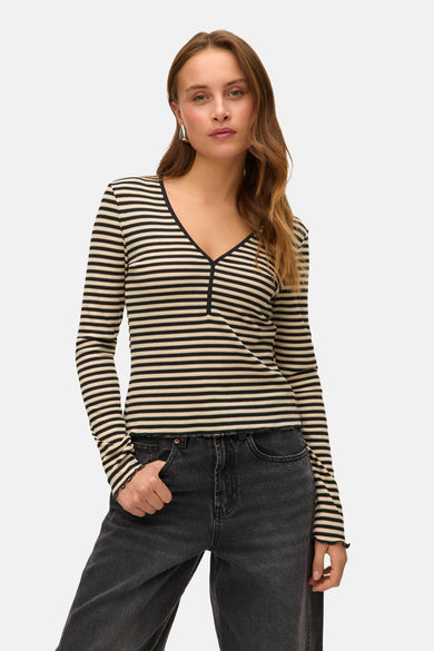 T-shirt multicolore à manches longues de Vero Moda, avec des rayures horizontales et un col en V.
