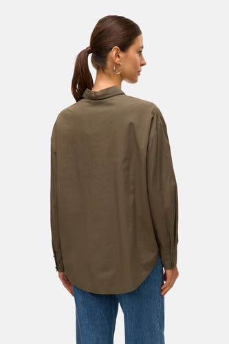 Chemise kaki à longues manches de VERO MODA, avec un col et des jeans bleus.