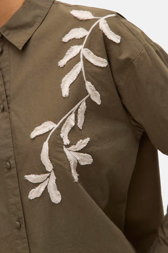 Chemise khaki à manches longues de VERO MODA, avec une broderie de branches.
