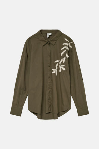 Chemise kaki à longues manches de VERO MODA, ornée de broderies blanches de feuilles.