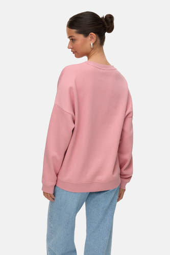 Gilet rose de VERO MODA, vu de l'arrière, avec des manches longues et un col rond, associé à des jeans bleus.