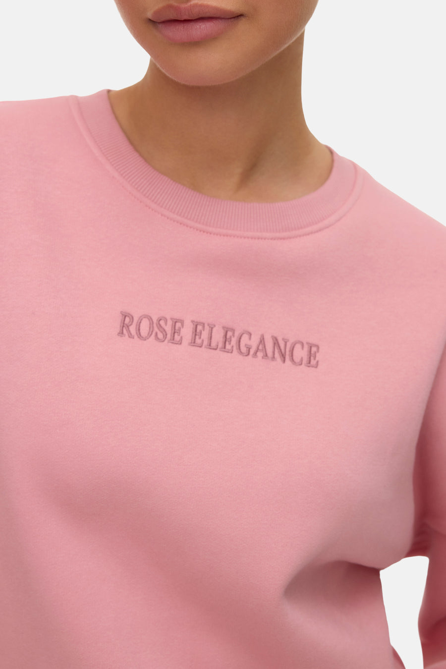 Gilet rose de VERO MODA, avec col rond et logo brodé sur la poitrine.