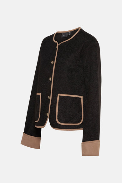 Manteau court noir de Vero Moda, avec des boutons dorés et des accents marron sur les poches et les manches.