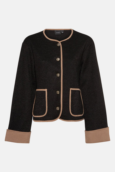 Manteau court noir de VERO MODA avec des manches longues et des accents beige sur les poches et les boutons.