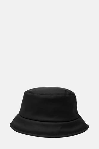 Chapeau noir de VERO MODA, lisse et brillant, avec un large bord, sur un fond clair.