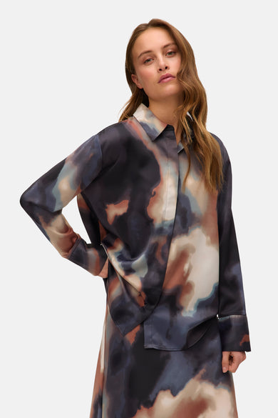 Chemise multicolore à manches longues de VERO MODA, avec un motif abstrait en aquarelle et une col classique.