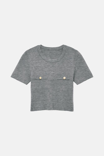 Sweat-shirt gris de VERO MODA, avec des manches courtes et des boutons dorés décoratifs sur la poitrine.