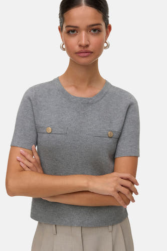 Sweat-shirt gris de VERO MODA, avec des manches courtes, des boutons décoratifs et des manches croisées.