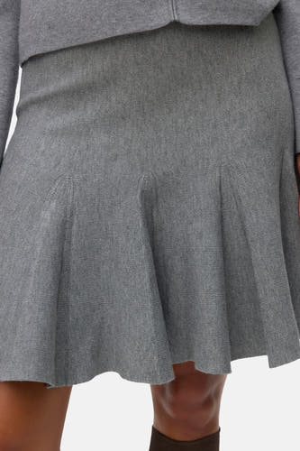 Jupe courte grise de VERO MODA, avec une fente et une texture lisse tricotée.