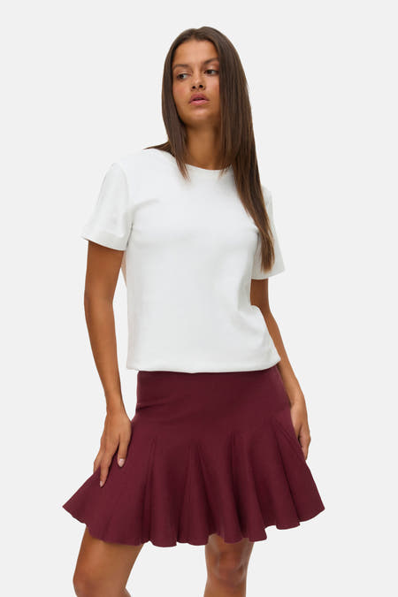 Short red skirt from VERO MODA, combined with a white T-shirt.