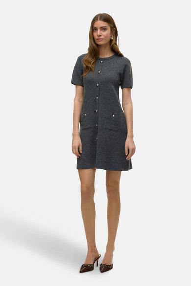 Vêtement gris à manches courtes de VERO MODA®, avec détail de boutons et poches devant.