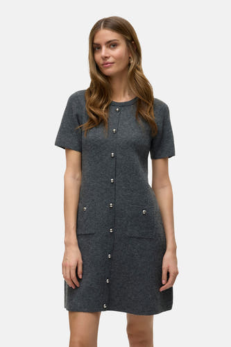 Vêtement gris à manches courtes de VERO MODA®, avec des boutons argentés et des poches brodées.