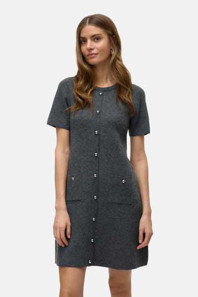 Vêtement gris à manches courtes de VERO MODA®, avec des boutons argentés et des poches brodées.