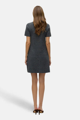 Vêtement gris avec manches courtes de Vero Moda, dos, jusqu'au-dessus du genou et avec des talons bruns.