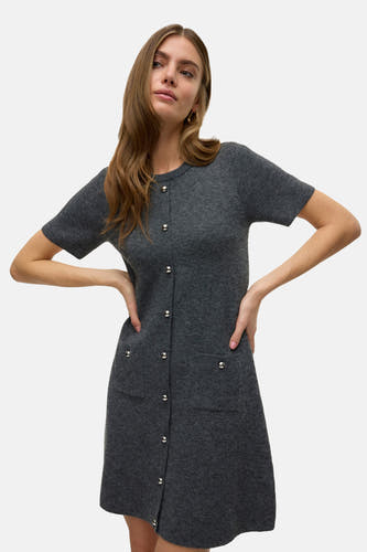 T-shirt gris à manches courtes de VERO MODA, avec des boutons argentés et des poches brodées.