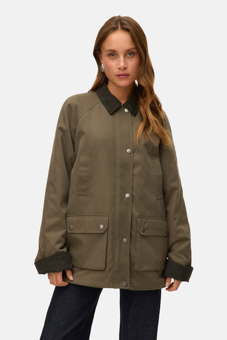Veste verte de VERO MODA, avec des manches longues, une fermeture à boutons et des poches.