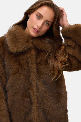 Manteau court brun de VERO MODA avec une texture douce et une coupe décontractée.