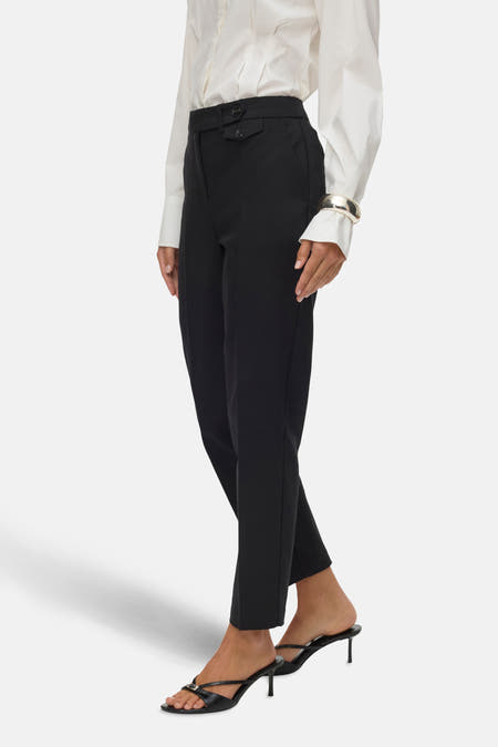 Pantalon noir de VERO MODA, associé à une chemise blanche et des baskets noires.