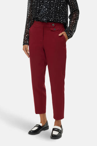 Jean rouge de VERO MODA®, associé à une blouse noire et blanche et des loafers noirs.