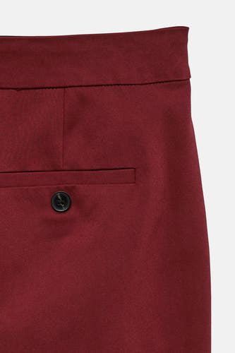 Jean rouge VERO MODA, avec un détail de poche et une boucle noire.