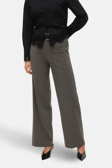 Pantalon gris de VERO MODA, avec des jambes droites et des points visibles à l'arrière.