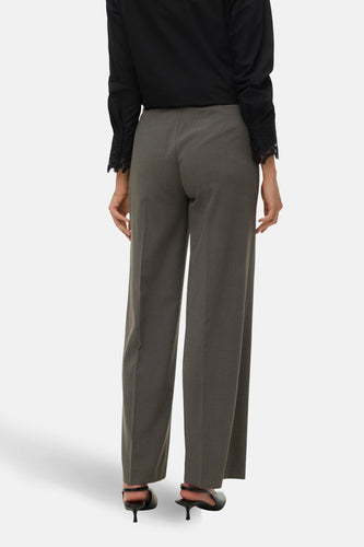 Grijze broek van VERO MODA, met rechte pijpen en zichtbare stiksels aan de achterkant.
