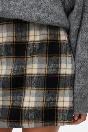 Short skirt in multi-color from VERO MODA, with a wide pattern and a woolly texture.