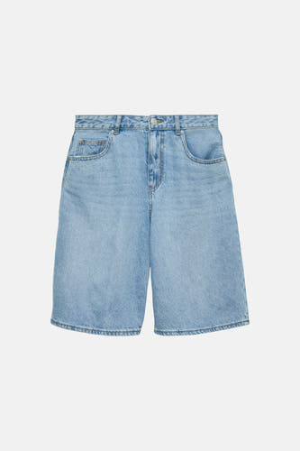 Short en jean bleu clair de VERO MODA avec style classique à cinq poches et fermeture à boutons sur le devant.