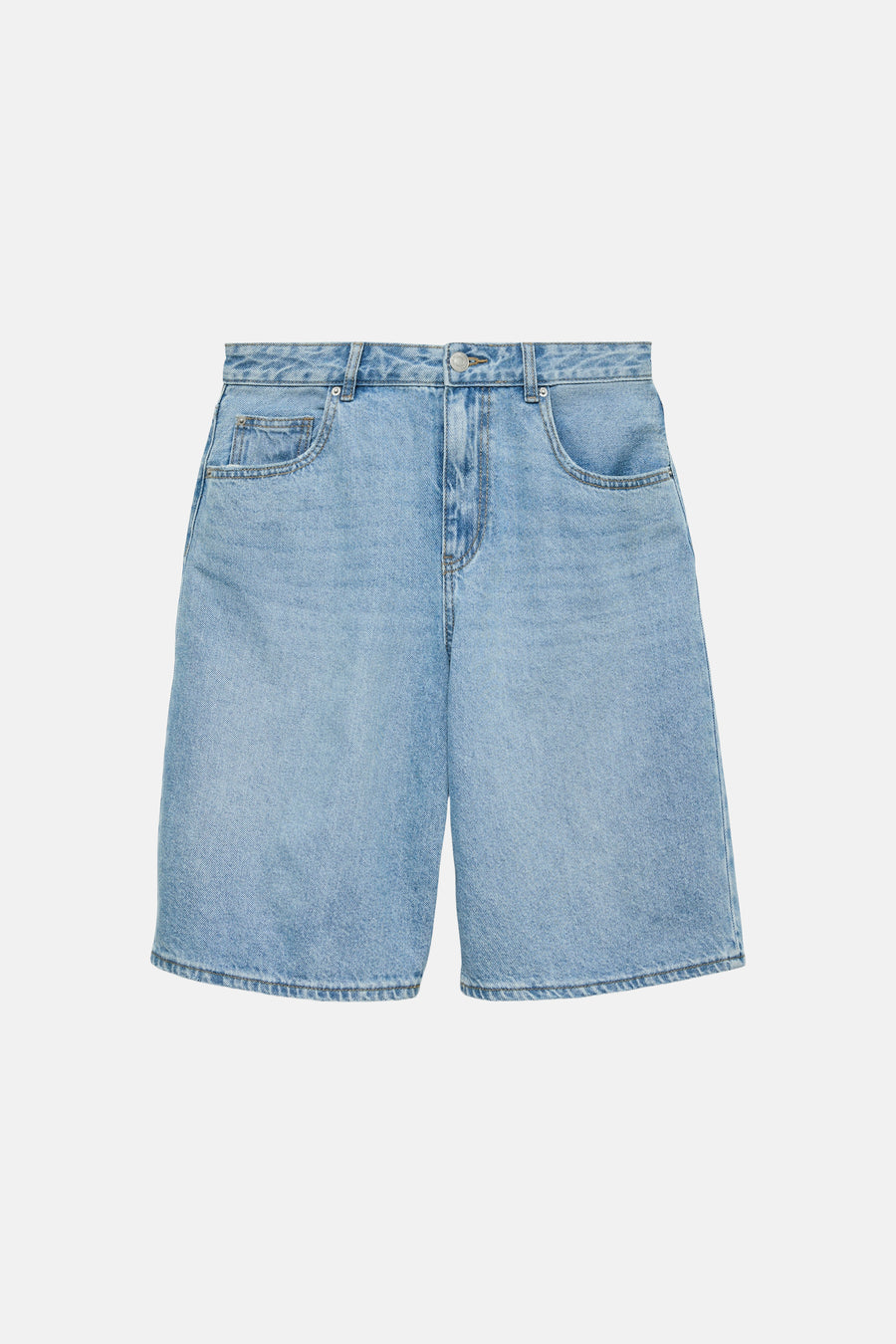 Short en jean bleu clair de VERO MODA avec style classique à cinq poches et fermeture à boutons sur le devant.