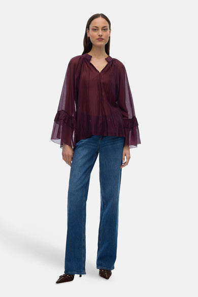 Blouse Bordeaux avec longues manches de VERO MODA, avec des manches larges et associée à des jeans et des bottines.