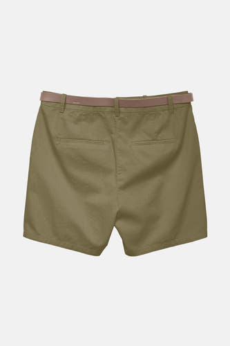 Groene short van VERO MODA, met een bruine riem, gezien vanaf de achterkant.

