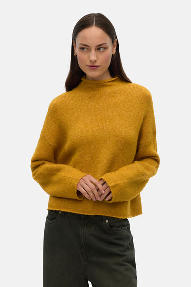 Col rueu Vero deEROEROA, avec long longtestestes courte courteée combiné avec un jeans foncé.