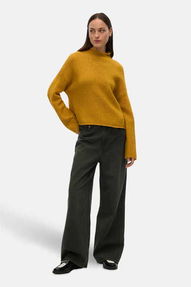 Col rue Vero de VERO MODA, avec des manches longues, associé à des jeans noirs larges et des loafers noirs.