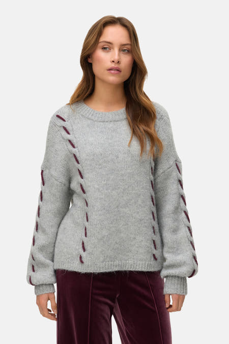 Sweat-shirt gris avec col rond de Vero Moda, doté de points décoratifs le long des manches et des côtés.