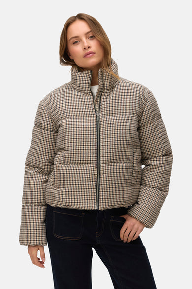 Manteau court beige de VERO MODA, avec un motif à carreaux et associé à des jeans foncés.