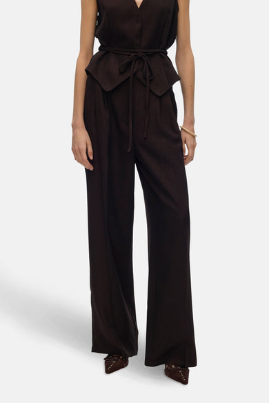 Pantalon brun de VERO MODA, avec des jambes larges et une ceinture haute, porté avec des chaussures brunes.