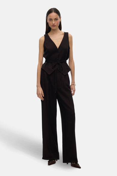 Pantalon brun de VERO MODA, avec des jambes larges et une taille haute, associé à un gilet brun avec ceinture.