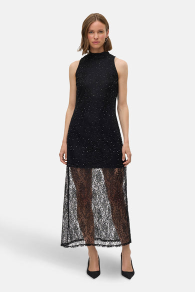 Robe sans manches noire de Vero Moda, avec des détails sur les bords et des points, vue de derrière.
