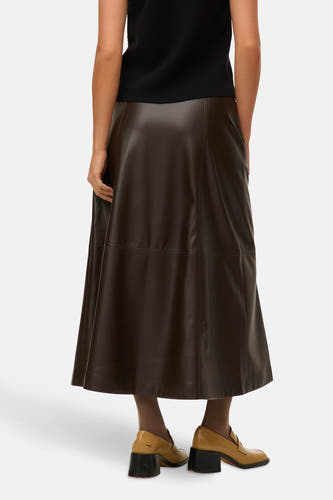 Jupe longue brune de VERO MODA, avec des coutures verticales et associée à des chaussures beige et des chaussettes brunes.