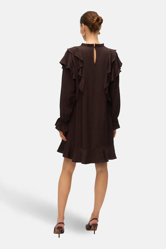 Robe brune à longues manches de VERO MODA®, avec des bretelles et un détail d'ouverture sur le dos.