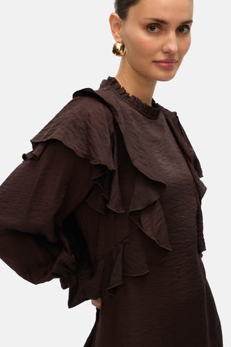 Robe brune à longues manches de VERO MODA, avec des plis et une texture brillante.