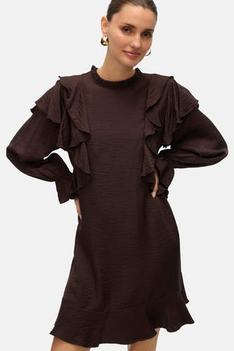 Robe brune à longues manches de VERO MODA, avec des détails froncés et une subtile texture.