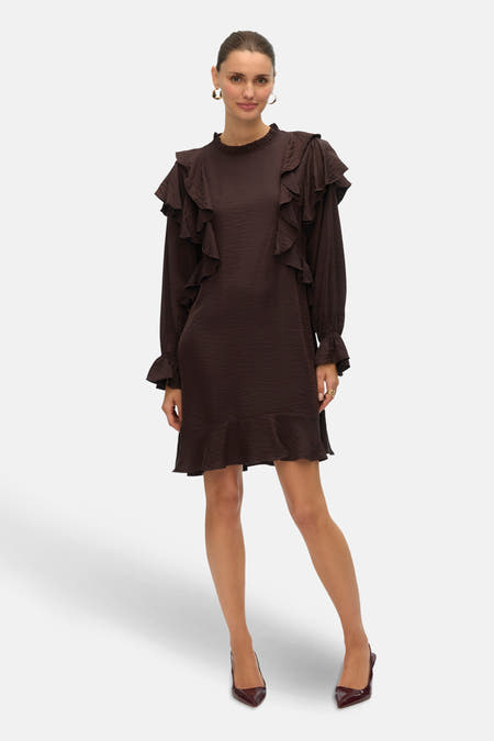 Robe brune à longues manches de VERO MODA, avec des bretelles et des escarpins.