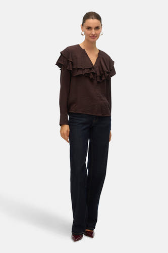 Marron, chemise à manches longues VERO MODA avec des plis sur la poitrine, associée à un jeans foncé et des baskets.