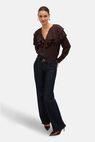 Bruin, lang mouwen hemd van VERO MODA, met ruches op de borst, gecombineerd met een donkere jeans en hakken.
