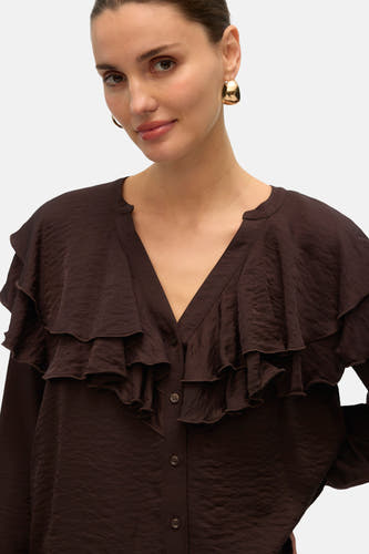 Chemise brune à longues manches de Vero Moda, avec un col en V et des détails froncés.