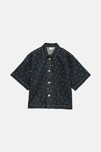 Chemise en denim bleu marine à manches courtes de VERO MODA, avec un motif à carreaux sur toute la surface et une broderie sur le col.