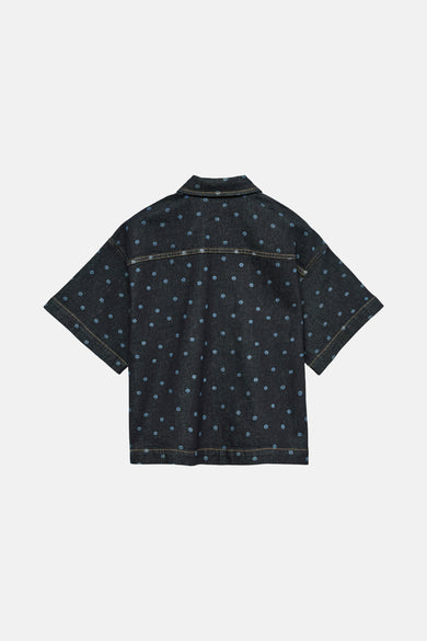 Midblauw denim overhemd met korte mouwen van VERO MODA, met een all-over stippenpatroon en een opgestikte pas.
