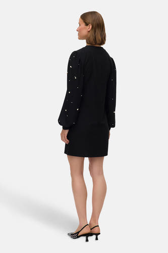 Robe noire avec longues manches de VERO MODA, ornée de perles, vue de derrière.